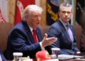 El presidente de EE. UU., Donald Trump, interviene durante una reunión del Consejo de Ministros en la Casa Blanca, el 27 de mayo de 2026, en Washington, mientras el secretario de Defensa, Pete Hegseth, observa. (Foto AP/Jacquelyn Martin)