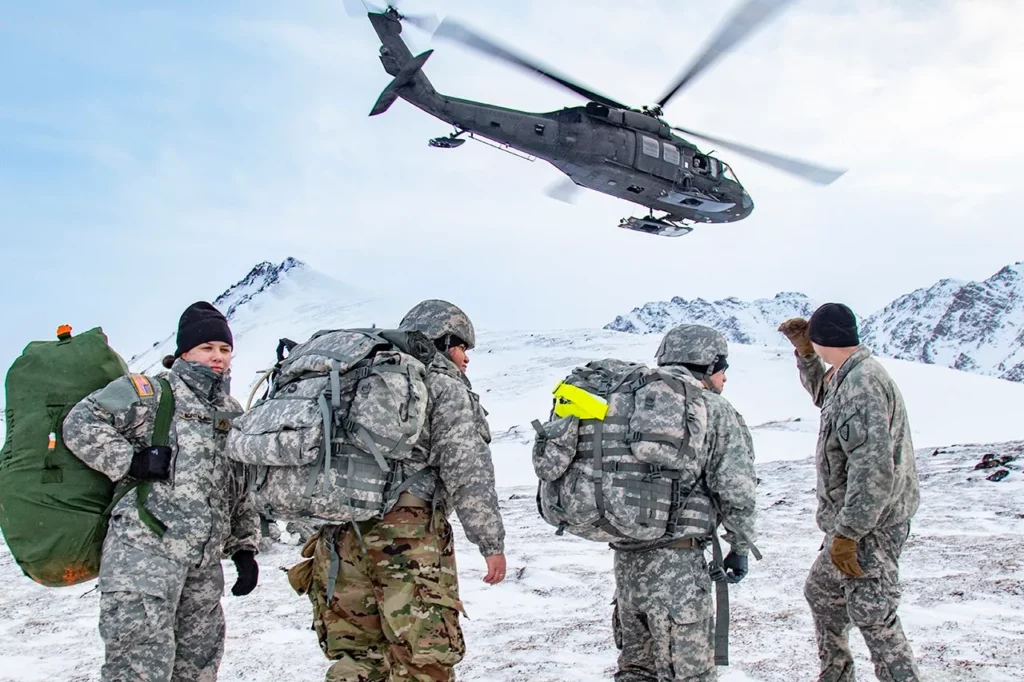 Un UH-60 Black Hawk del Ejército de EE. UU. en Alaska equipado con esquís de nieve. (Crédito de la imagen: foto de la Guardia Nacional del Ejército de EE. UU. por el especialista Michael Risinger)