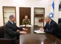 Archivo: El entonces líder de la oposición, Benjamin Netanyahu (izquierda), recibe una reunión informativa con el entonces primer ministro Yair Lapid, el 7 de agosto de 2022. (Haim Zach/GPO)