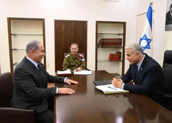 Archivo: El entonces líder de la oposición, Benjamin Netanyahu (izquierda), recibe una reunión informativa con el entonces primer ministro Yair Lapid, el 7 de agosto de 2022. (Haim Zach/GPO)