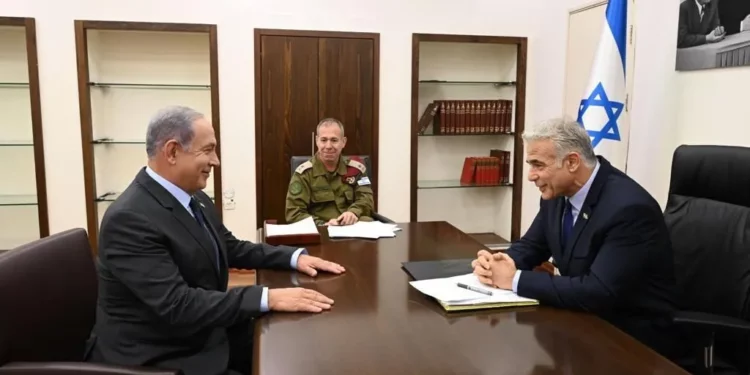 Archivo: El entonces líder de la oposición, Benjamin Netanyahu (izquierda), recibe una reunión informativa con el entonces primer ministro Yair Lapid, el 7 de agosto de 2022. (Haim Zach/GPO)