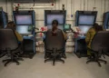 Soldados son vistos monitoreando cámaras de vigilancia en un centro de mando en el campamento Re'im de las FDI en el sur de Israel, el 5 de noviembre de 2023. (Fuerzas de Defensa de Israel)