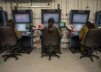 Soldados son vistos monitoreando cámaras de vigilancia en un centro de mando en el campamento Re'im de las FDI en el sur de Israel, el 5 de noviembre de 2023. (Fuerzas de Defensa de Israel)