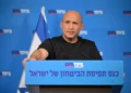 El exprimer ministro Naftali Bennett interviene en una “conferencia sobre conceptos de seguridad” organizada por su partido B'Yachad el 19 de agosto de 2026. (Cortesía de Elad Gutman/B'Yachad)