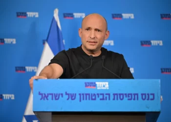 El exprimer ministro Naftali Bennett interviene en una “conferencia sobre conceptos de seguridad” organizada por su partido B'Yachad el 19 de agosto de 2026. (Cortesía de Elad Gutman/B'Yachad)