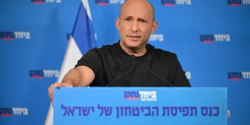 El exprimer ministro Naftali Bennett interviene en una “conferencia sobre conceptos de seguridad” organizada por su partido B'Yachad el 19 de agosto de 2026. (Cortesía de Elad Gutman/B'Yachad)