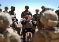 El ministro de Defensa, Israel Katz, conversa con tropas israelíes en el sur de Siria, el 25 de agosto de 2026. (Ariel Hermoni/Ministerio de Defensa)