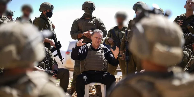 El ministro de Defensa, Israel Katz, conversa con tropas israelíes en el sur de Siria, el 25 de agosto de 2026. (Ariel Hermoni/Ministerio de Defensa)