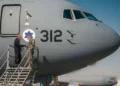 Oficiales de la Fuerza Aérea Israelí participan en una ceremonia en la base aérea de Nevatim, donde se inauguró el segundo de los seis aviones KC-46, el 20 de agosto de 2026. (Fuerzas de Defensa de Israel)