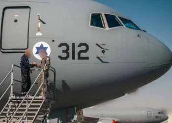 Oficiales de la Fuerza Aérea Israelí participan en una ceremonia en la base aérea de Nevatim, donde se inauguró el segundo de los seis aviones KC-46, el 20 de agosto de 2026. (Fuerzas de Defensa de Israel)