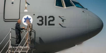 Oficiales de la Fuerza Aérea Israelí participan en una ceremonia en la base aérea de Nevatim, donde se inauguró el segundo de los seis aviones KC-46, el 20 de agosto de 2026. (Fuerzas de Defensa de Israel)