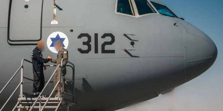 Oficiales de la Fuerza Aérea Israelí participan en una ceremonia en la base aérea de Nevatim, donde se inauguró el segundo de los seis aviones KC-46, el 20 de agosto de 2026. (Fuerzas de Defensa de Israel)