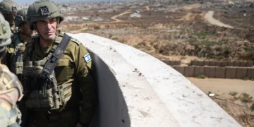 El jefe del Estado Mayor de las FDI, teniente general Eyal Zamir, se reúne con las tropas en la Franja de Gaza el 25 de agosto de 2026. (Fuerzas de Defensa de Israel)