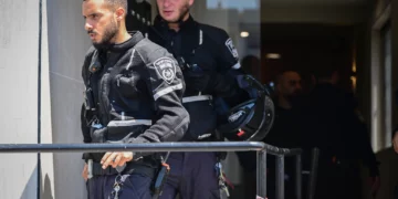 Agentes policiales en el lugar donde un conocido abogado fue asesinado en lo que parece ser un crimen selectivo en la oficina de Rishon Lezion, el 4 de agosto de 2026. (Avshalom Sassoni/FLASH90)