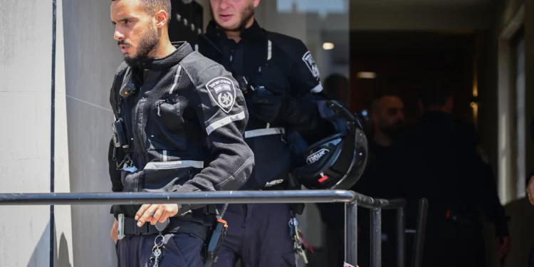 Agentes policiales en el lugar donde un conocido abogado fue asesinado en lo que parece ser un crimen selectivo en la oficina de Rishon Lezion, el 4 de agosto de 2026. (Avshalom Sassoni/FLASH90)
