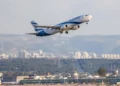 Un avión de El Al despega del Aeropuerto Internacional Ben Gurion, en las afueras de Tel Aviv, el 5 de marzo de 2026. (Yossi Aloni/Flash90)