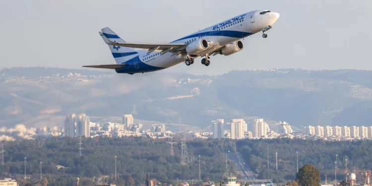 Un avión de El Al despega del Aeropuerto Internacional Ben Gurion, en las afueras de Tel Aviv, el 5 de marzo de 2026. (Yossi Aloni/Flash90)