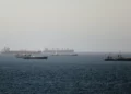 Se observan buques cisterna y de carga en el Golfo de Omán, a lo largo de las rutas marítimas que conectan el estrecho de Ormuz con el mar Arábigo, el 16 de junio de 2026. (AP)