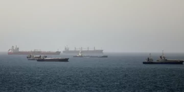 Se observan buques cisterna y de carga en el Golfo de Omán, a lo largo de las rutas marítimas que conectan el estrecho de Ormuz con el mar Arábigo, el 16 de junio de 2026. (AP)