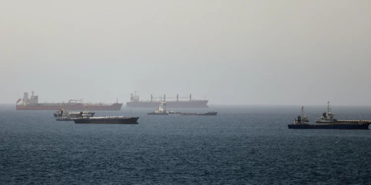 Se observan buques cisterna y de carga en el Golfo de Omán, a lo largo de las rutas marítimas que conectan el estrecho de Ormuz con el mar Arábigo, el 16 de junio de 2026. (AP)