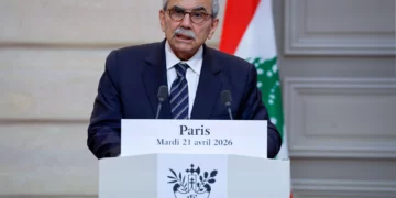 El primer ministro del Líbano, Nawaf Salam, interviene en una rueda de prensa conjunta con el presidente francés, Emmanuel Macron, tras su encuentro en el Palacio del Elíseo en París, Francia, el 21 de abril de 2026. (Ludovic Marin/Pool Photo vía AP)