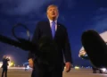 El presidente estadounidense Donald Trump habla con los periodistas antes de abordar el Air Force One el 4 de agosto de 2026 en el Aeropuerto Internacional de Los Ángeles. (AP/Mark Schiefelbein)