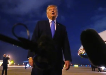 El presidente estadounidense Donald Trump habla con los periodistas antes de abordar el Air Force One el 4 de agosto de 2026 en el Aeropuerto Internacional de Los Ángeles. (AP/Mark Schiefelbein)