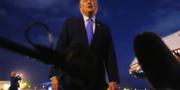 El presidente estadounidense Donald Trump habla con los periodistas antes de abordar el Air Force One el 4 de agosto de 2026 en el Aeropuerto Internacional de Los Ángeles. (AP/Mark Schiefelbein)