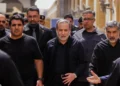 El ministro de Asuntos Exteriores iraní, Abbas Araghchi, en el centro, está rodeado de personal de seguridad mientras camina durante la conmemoración del Arbaeen en Nayaf, Irak, el 3 de agosto de 2026. (Foto AP/Anmar Khalil)