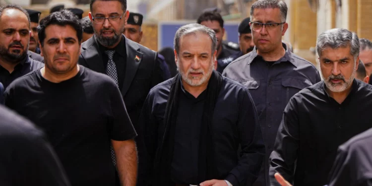 El ministro de Asuntos Exteriores iraní, Abbas Araghchi, en el centro, está rodeado de personal de seguridad mientras camina durante la conmemoración del Arbaeen en Nayaf, Irak, el 3 de agosto de 2026. (Foto AP/Anmar Khalil)