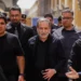 El ministro de Asuntos Exteriores iraní, Abbas Araghchi, en el centro, está rodeado de personal de seguridad mientras camina durante la conmemoración del Arbaeen en Nayaf, Irak, el 3 de agosto de 2026. (Foto AP/Anmar Khalil)