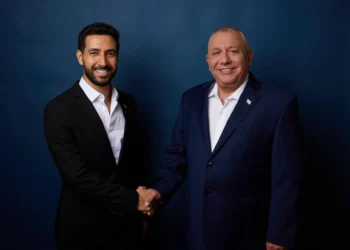 El teniente de alcalde de Ramat Gan, Israel Zari (izquierda), estrecha la mano del líder del partido Yashar, Gadi Eisenkot, en una fotografía difundida tras el anuncio del partido de que Zari figurará en su lista electoral. (Cortesía de Yashar)