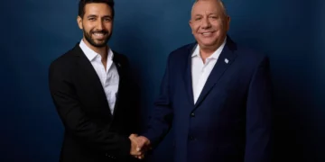 El teniente de alcalde de Ramat Gan, Israel Zari (izquierda), estrecha la mano del líder del partido Yashar, Gadi Eisenkot, en una fotografía difundida tras el anuncio del partido de que Zari figurará en su lista electoral. (Cortesía de Yashar)