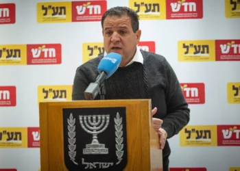 Ayman Odeh, presidente del partido Hadash-Ta'al, interviene durante una reunión de su facción en la Knéset de Jerusalén, el 23 de febrero de 2026. (Yonatan Sindel/Flash90)