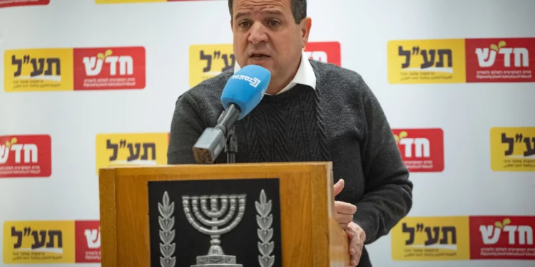Ayman Odeh, presidente del partido Hadash-Ta'al, interviene durante una reunión de su facción en la Knéset de Jerusalén, el 23 de febrero de 2026. (Yonatan Sindel/Flash90)