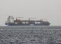 Un buque mercante atraviesa una ruta marítima internacional frente a la isla Hanish de Yemen, en el mar Rojo, el 27 de julio de 2026. (Khaled ZIAD/AFP)