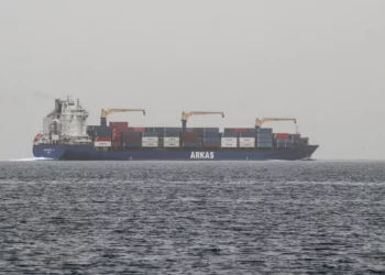 Un buque mercante atraviesa una ruta marítima internacional frente a la isla Hanish de Yemen, en el mar Rojo, el 27 de julio de 2026. (Khaled ZIAD/AFP)