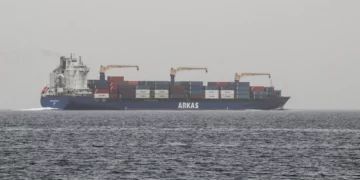 Un buque mercante atraviesa una ruta marítima internacional frente a la isla Hanish de Yemen, en el mar Rojo, el 27 de julio de 2026. (Khaled ZIAD/AFP)