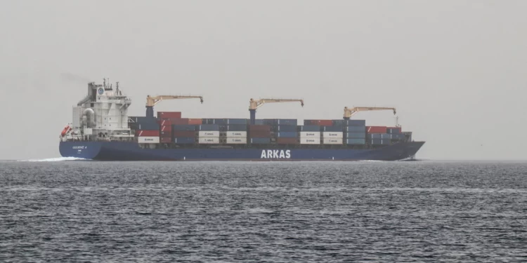 Un buque mercante atraviesa una ruta marítima internacional frente a la isla Hanish de Yemen, en el mar Rojo, el 27 de julio de 2026. (Khaled ZIAD/AFP)