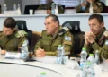 El jefe del Estado Mayor de las FDI, teniente general Eyal Zamir (centro), aparece junto a su jefe de gabinete, teniente coronel Tomer Sayag (izquierda), y el jefe del Comando Central, mayor general Avi Bluth, en el cuartel general de la División de Judea y Samaria, cerca de Beit El, en Judea y Samaria, el 19 de julio de 2026. (Fuerzas de Defensa de Israel)