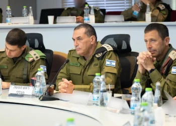 El jefe del Estado Mayor de las FDI, teniente general Eyal Zamir (centro), aparece junto a su jefe de gabinete, teniente coronel Tomer Sayag (izquierda), y el jefe del Comando Central, mayor general Avi Bluth, en el cuartel general de la División de Judea y Samaria, cerca de Beit El, en Judea y Samaria, el 19 de julio de 2026. (Fuerzas de Defensa de Israel)