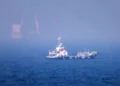 Esta fotografía muestra barcos navegando cerca del estrecho de Ormuz, frente a la costa oriental de los Emiratos Árabes Unidos, en Khor Fakkan, el 13 de julio de 2026. (AFP)