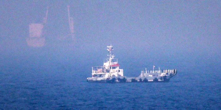 Esta fotografía muestra barcos navegando cerca del estrecho de Ormuz, frente a la costa oriental de los Emiratos Árabes Unidos, en Khor Fakkan, el 13 de julio de 2026. (AFP)