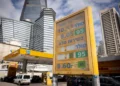 Precios de combustible mostrados en una gasolinera de Tel Aviv, 9 de abril de 2026. (Miriam Alster/FLASH90)