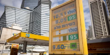 Precios de combustible mostrados en una gasolinera de Tel Aviv, 9 de abril de 2026. (Miriam Alster/FLASH90)