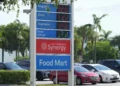 Imagen ilustrativa: Precios de la gasolina mostrados en una gasolinera Mobil el 28 de julio de 2026 en Miami Gardens, Florida. (Foto AP/Marta Lavandier)