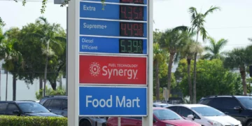 Imagen ilustrativa: Precios de la gasolina mostrados en una gasolinera Mobil el 28 de julio de 2026 en Miami Gardens, Florida. (Foto AP/Marta Lavandier)