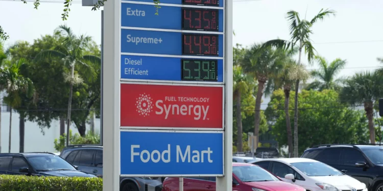 Imagen ilustrativa: Precios de la gasolina mostrados en una gasolinera Mobil el 28 de julio de 2026 en Miami Gardens, Florida. (Foto AP/Marta Lavandier)
