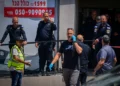 Agentes de policía en el lugar del asesinato de un abogado en un aparente homicidio selectivo en su oficina de Rishon Lezion, el 4 de agosto de 2026. (Avshalom Sassoni/FLASH90)
