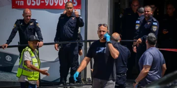 Agentes de policía en el lugar del asesinato de un abogado en un aparente homicidio selectivo en su oficina de Rishon Lezion, el 4 de agosto de 2026. (Avshalom Sassoni/FLASH90)